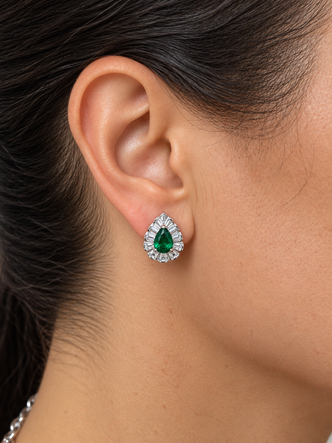 EMERALD PEAR WITH DIAMOND BAGUETTE